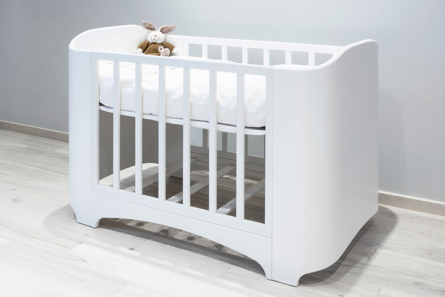 White baby bed 440