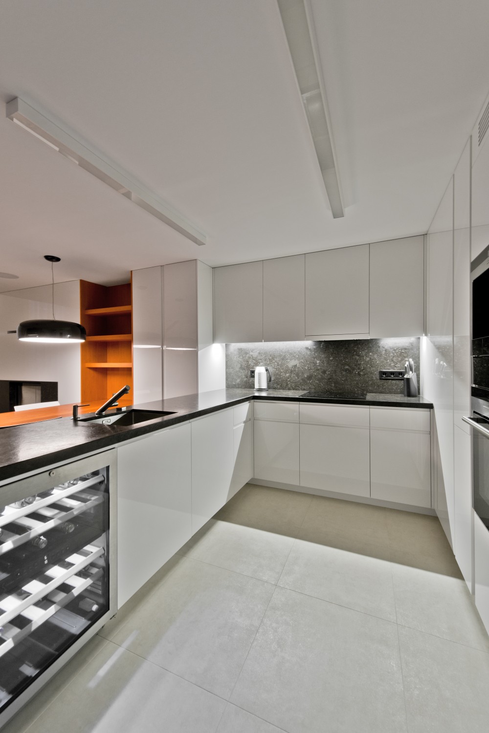 White modern kitchen 711